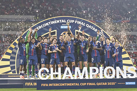 ◎ 十二月十七日,巴黎聖日門隊在頒獎儀式上慶祝。(新華社發 尼庫 攝)