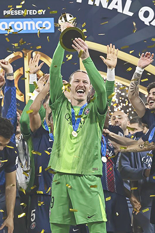 ◎ 來自俄國的大巴黎門將沙科洛夫四撲十二碼,創造神話。(新華社發)