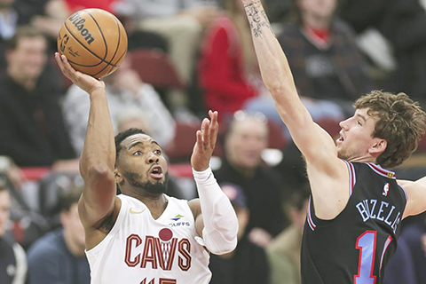 ◎ NBA常規賽昨早兩仗,灰熊一一六比一一0勝木狼,騎士一一一比一二七不敵公牛。圖為騎士四十五號米曹投射。(美聯社)