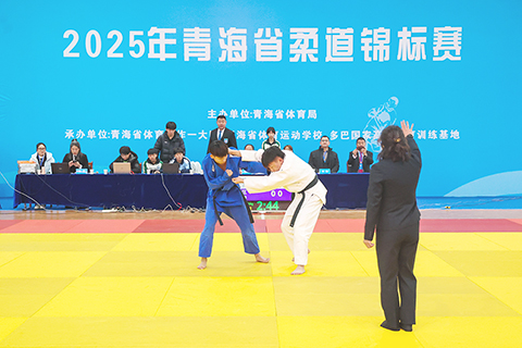 ◎ 十二月十九日,青海省柔道錦標賽在省會西寧開賽,吸引六十餘名運動員參賽。圖為比賽現場。(中新社記者薛蒂 攝)