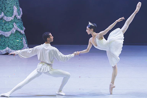 ◎ 墨西哥國家舞蹈團的舞者日前在首都墨西哥城表演《胡桃夾子》。(新華社發)