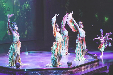 ◎ 演員日前在《樂動敦煌》中表演。大型洞窟式沉浸體驗劇《樂動敦煌》在甘肅省敦煌市持續上演,為遊客展現了敦煌樂舞的獨特魅力。該劇全年常態化演出,彌補了當地冬季無駐場演藝項目的缺憾,為「冬遊敦煌」增添了新活力。《樂動敦煌》通過全息投影等數字技術、美輪美奐的舞台美術設計以及演員的精彩表演,生動還原了莫高窟壁畫中「伎樂飛天」等經典樂舞場景。(新華社記者 郎兵兵 攝)