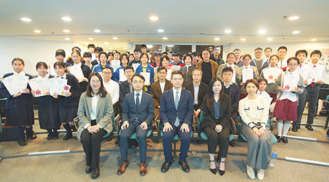 ◎ 得獎者與頒獎嘉賓及指導老師合影。