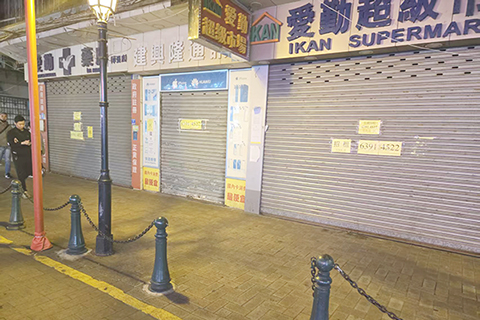 ◎ 關閘馬路毗連關閉的商舖。