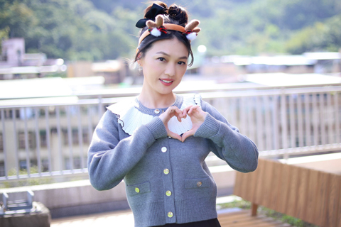 ◎ 台灣女團「蜜雪薇琪」成員蜜雪(Michelle Hsu)正式單飛出擊,推出個人創作單曲《真心的擁抱》,以溫柔真摯的旋律傳遞情感力量。十二月二十三日她出席單曲發表會,同時以紅心字會公益大使身份,陪伴長者提前歡度聖誕佳節。(香港中通社圖片)