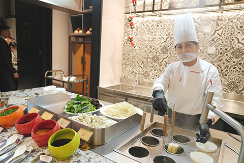 哈薩克斯坦首都阿斯塔納,古麗正在酒店後厨工作。(中新社記者 單璐 攝)