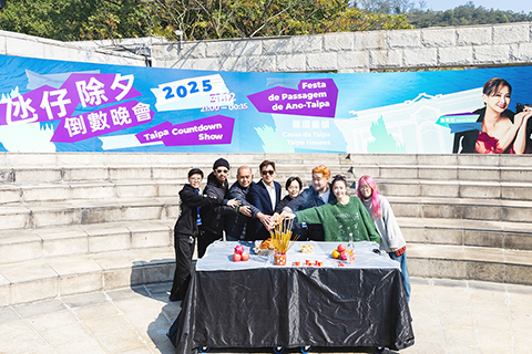 ◎ 氹仔除夕倒數晚會昨日舉行拜神儀式。