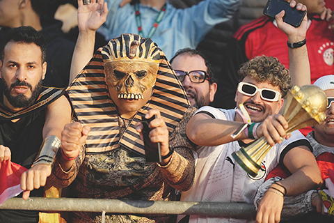 ◎ 埃及球迷昨晨見證自己國足連場不敗打入非國盃前十六。(美聯社)