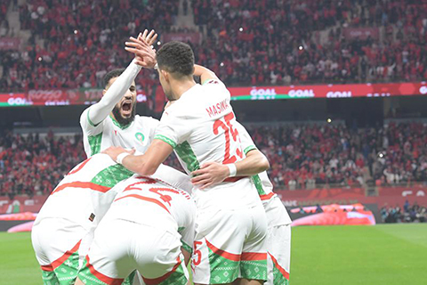 ◎ 東道主摩洛哥三比0戰勝贊比亞隊,首名晉級。(新華社發)