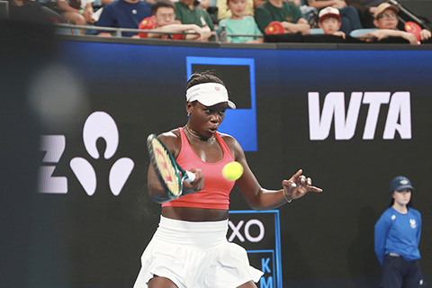 ◎ 當地時間一月四日,在澳大利亞悉尼進行的二0二六聯合杯網球賽B組小組賽中,中國隊不敵加拿大隊。圖為加拿大選手姆博科在女單比賽中。(中新社記者 薄雯雯 攝)