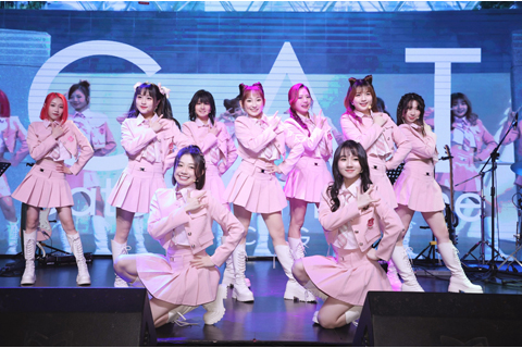 ◎ 台灣金曲製作人阿沁發起「記得愛聖誕公益活動」,記者會上,受到韓系嚴格培訓,主打「陽光系×;少女感」的韓國女團L.C.G.勵齊女孩也宣佈團體回歸,發表全新單曲《C.A.T.》展現精湛唱跳;韓國勵齊女孩創辦人金泰汎及韓國傳奇男團Click-B主唱金泰亨更是跨海來台,驚喜現身,為勵齊女孩加油打氣,祝福他們新單曲大成功。(香港中通社圖片)