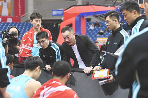 ◎ 一月五日,青島嶗山啤酒隊主教練劉維偉(中)在比賽間隙佈置戰術。CBA常規賽第十一輪比賽中,深圳馬可波羅隊客場九十二比八十三戰勝青島嶗山啤酒隊。(新華社記者 李紫恆 攝)