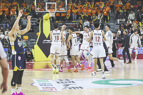 ◎ 一月五日,浙江稠州金租隊球員在贏下比賽後慶祝。CBA常規賽第十一輪比賽中,廣東東陽光隊主場八十七比八十八不敵浙江稠州金租隊。(新華社發 鄭家雄 攝)