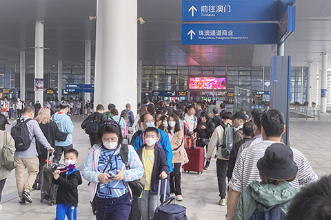 ◎ 港珠澳大橋珠海公路口岸自二0一八年十月開通以來,出入境客流量累計突破一億人次。二0二五年出入境港澳居民數量近一千八百萬人次,較二0一九年增長百分之三百。圖為民眾經港珠澳大橋口岸通關。(香港中通社記者 徐文峰 攝)