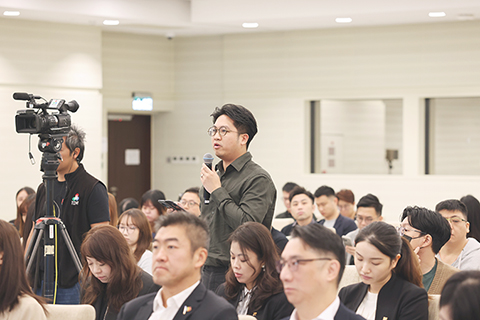 ◎ 公眾意見收集會市民踴躍發表意見。