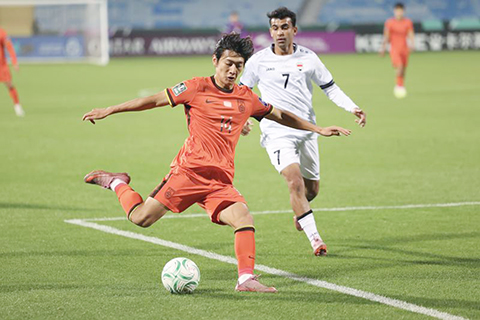 ◎ 一月八日,中國隊球員楊皓宇(左)在比賽中。在沙特阿拉伯首都利雅得進行的U23男足亞洲盃D組首輪比賽中,中國隊0比0戰平伊拉克隊。(新華社記者王海洲攝)