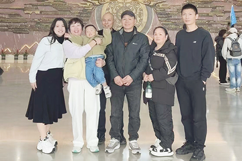 ◎ 二0二五年十二月,闊別多年後,大陸親屬一行赴武漢探望萬香廷(左一),兩岸親人終得團聚。(受訪者供圖)