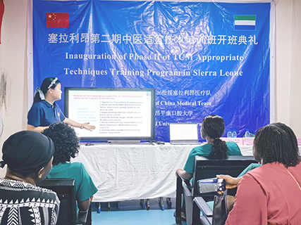 ◎ 援塞拉利昂醫療隊成員向當地學員講授瘧疾護理要點。