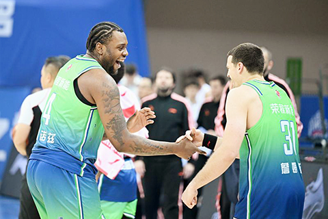 ◎ 一月十四日,天津先行者隊球員雷諾茲(左)和詹姆斯在比賽後慶祝。CBA常規賽第十五輪比賽中,天津先行者隊主場一百零六比七十六戰勝福建晉江文旅隊。(新華社記者 趙子碩 攝)