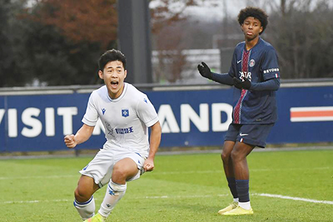 ◎ 一月十三日,中國犀旺隊球員邵明震(左)慶祝進球。在法國巴黎舉行的法國足協「希望挑戰賽」中,中國犀旺隊與巴黎聖日門U19隊在常規時間戰成一比一平。在隨後的點球大戰中,中國犀旺隊二比四告負。(新華社記者 賀燦鈴 攝)