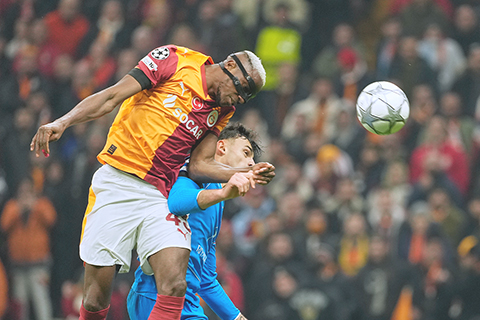 ◎ 非國盃表現出色的奧森漢(上)昨晨代表加拉塔沙雷在歐冠迎戰馬體會。是役一比一。(美聯社)