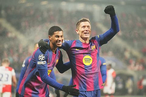 ◎ 利雲(右)助對手攻入自家龍門,及後將功贖罪,巴塞昨役歐冠四比二反勝。(美聯社)