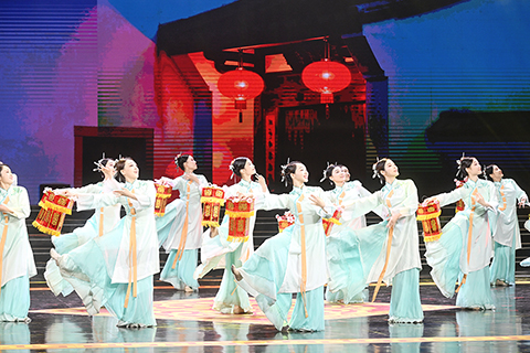 ◎ 一月二十日,二0二六福州十邑春節聯歡晚會在福州海峽文化藝術中心完成錄製。本屆晚會延續「講好福州故事」的內核,閩劇、雜技、情景歌舞、音樂劇等節目輪番登場。據悉,晚會將於二月十六日(除夕)當晚面向全球播出。圖為舞蹈《燈明坊巷》表演。(中新社記者 呂明 攝)