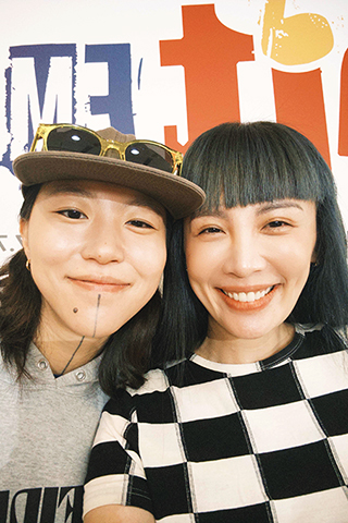 ◎ 台灣金曲歌后魏如萱將於二月七日、二月八日一連兩天在台北小巨蛋舉辦《怪奇的珍珠》巡迴演唱會,一月二十一日新歌《普通的日子》盛大上線,更鄭重官宣小巨蛋兩場演唱會嘉賓二月七日是自然捲奇哥、二月八日是大陸歌手竇靖童(左),讓歌迷期待不已!(香港中通社圖片)