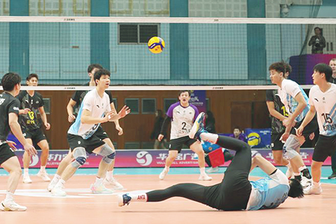 ◎ 一月二十二日,北京北汽隊球員鄧忻朋(下)在比賽中倒地救球。中國男子排球超級聯賽常規賽A 級第十一輪比賽中,北京北汽隊主場三比一戰勝遼寧鳳城隊。(新華社發 馬子涵攝)