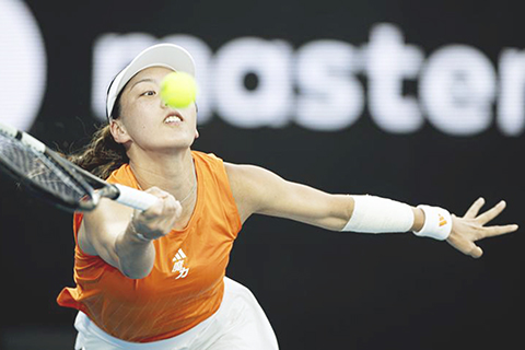 ◎ 一月二十四日,王欣瑜在比賽中回球。澳大利亞網球公開賽女單第三輪比賽中,中國選手王欣瑜二比零戰勝捷克選手露斯高娃,晉級十六強。(新華社發 胡涇辰攝)