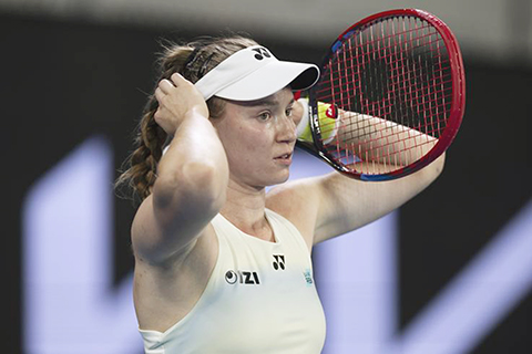 ◎ 一月二十四日,列芭基娜在比賽中。澳大利亞網球公開賽女單第三輪比賽中,哈薩克斯坦選手列芭基娜二比零戰勝捷克選手瓦倫托娃,晉級十六強。(新華社發 胡涇辰攝)