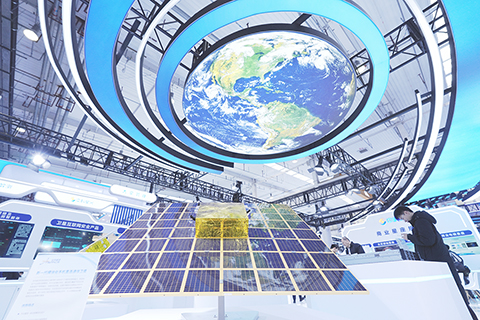 ◎ 一月廿三日,二0二六北京國際商業航天展覽會在北京經濟技術開發區開幕。圖為展出的新一代模塊化手機直連通信衛星。(張祥毅 攝)