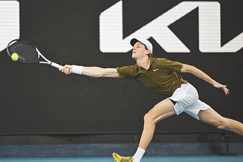 ◎ 一月二十六日,辛納回球。澳大利亞網球公開賽男單第四輪比賽中,意大利選手辛納三比0戰勝同為意大利選手的達迪利,晉級八強。(新華社發 王申攝)