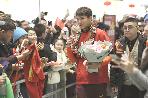 ◎ 一月二十六日,中國U23國家男子足球隊結束二0二六年亞足聯U23男足亞洲杯征程,回國落地北京大興國際機場。此前,中國U23國家男子足球隊在沙特阿拉伯吉達舉行的U23男足亞洲杯中獲得亞軍,創造歷史最好成績。圖為門將李昊與球迷互動。(中新社記者 富田 攝)