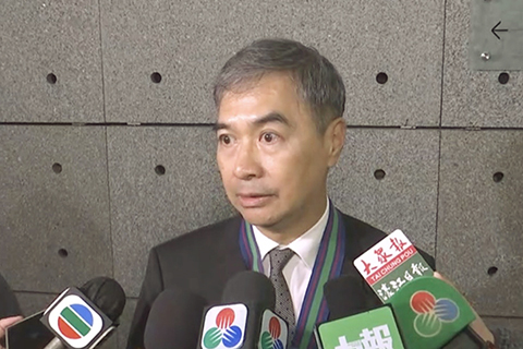 ◎ 獲授金蓮花榮譽勳章的前審計長何永安感謝中央政府信任,歷屆行政長官支持、同事以及家人多年來的支持。