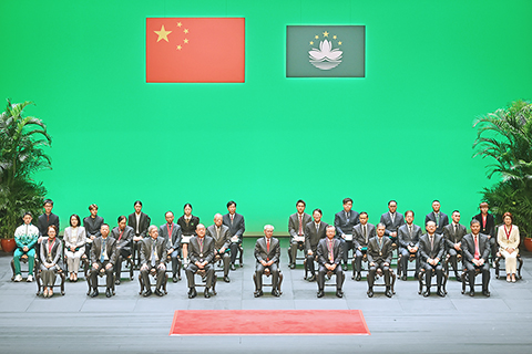 ◎ 行政長官岑浩輝昨日主持「中華人民共和國澳門特別行政區二0二五年勳章、獎章和獎狀頒授典禮」