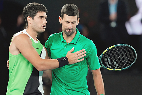 ◎ 二月一日,在澳大利亞墨爾本舉行的澳大利亞網球公開賽男單決賽中,西班牙選手卡洛斯·艾卡拉斯(左)獲勝後上前撫慰對手塞爾維亞選手諾瓦克·祖高域。(美聯社)