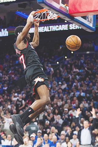 ◎ 一月三十一日,在費城舉行的NBA常規賽下半場,費城七六人隊球員VJ.埃奇科姆扣籃得分。(美聯社/克里斯.薩戈拉)