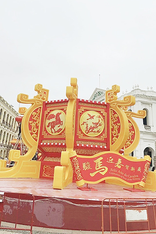 ◎ 議事亭前地的農曆新年裝飾中,有新年祝福語在葡文和英文部份的字母串錯,例如,英文字「horse」寫成「horseaa」,引起網民和坊間討論。(網圖)