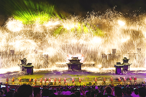 2025年6月27日,山西晉城司徒小鎮上演大型「打鐵花」表演。 (中新社記者 武俊傑 攝)