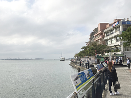 金色水岸建築物