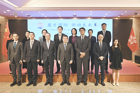 ◎ 二月二日,由外交部駐香港特別行政區特派員公署和香港特區政府律政司合辦的香港青年國際法律人才推送暨「帶路行」活動宣介會。圖為外交部駐港公署副特派員張長偉(前排中)等嘉賓出席宣介會。 (中新社記者李志華 攝)
