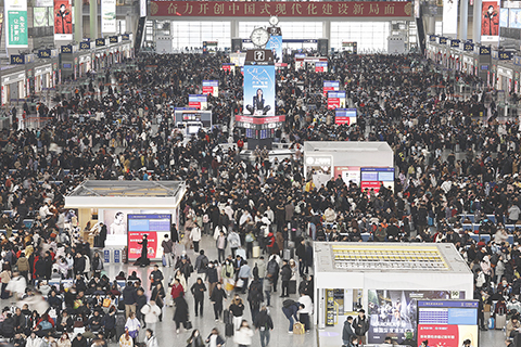 ◎二月二日,旅客在鐵路上海虹橋站等待驗票上車。當日,二0二六年春運正式開啟,長三角鐵路首日預計發送旅客二百四十五萬人次。(中新社)
