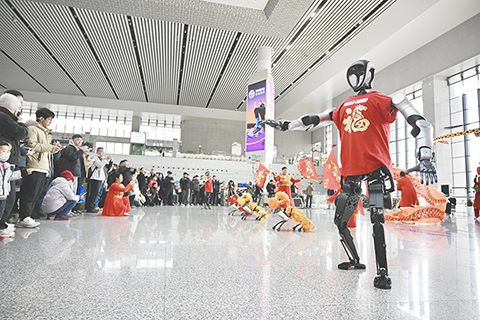 ◎ 二月二日,二0二六年鐵路春運正式拉開帷幕。圖為在合肥南站,機器人為旅客表演節目。( 中新社)