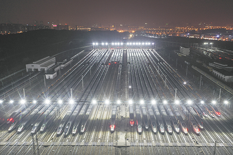 ◎二月二日凌晨,國鐵廣州局集團長沙車輛段工作人員在長沙動車所為二0二六年春運啟幕做準備,連夜對動車組開展檢修,全力保障春運列車安全運行。圖為眾多列車停靠在長沙動車段的存車線上蓄勢待發。(無人機照片)(中新社)