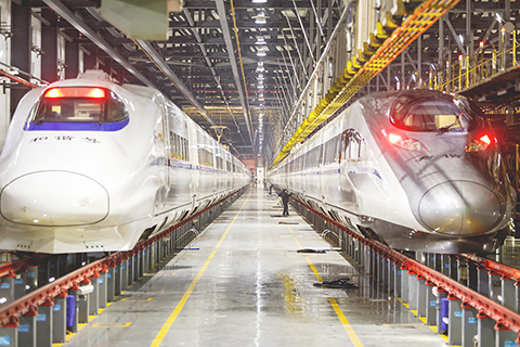 ◎二月一日晚,湖北武漢,地勤機械師對高鐵列車進行檢查維護。春運將至,武漢動車段武漢動車運用所車間對動車組列車進行「體檢」,確保旅客出行安全順暢。(中新社)