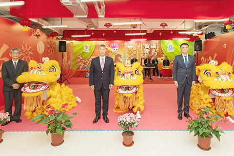 ◎ 警察總局局長梁文昌、懲教管理局局長程況明及澳門明愛總幹事潘志明為醒獅點睛。