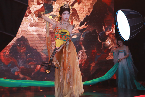 ◎ 二零二六年一月,陝西省歌舞劇院團播直播間內演員展示傳統舞蹈。(李一璠 攝)