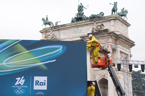 ◎ 2月3日,在意大利米蘭和平拱門旁,工人進行施工作業。2026年米蘭-科爾蒂納冬奧會奧運聖火將在米蘭與科爾蒂納兩座城市同步點燃與熄滅。組委會在米蘭的和平拱門與科爾蒂納丹佩佐的迪博納廣場兩處設置主火炬台。(中新社記者 蔣啟明 攝)