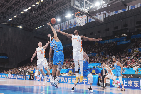 ◎ 2月3日晚,在四川成都舉行的CBA常規賽比賽中,四川豐谷酒業隊(藍衣)主場61比84不敵山西汾酒隊(白衣)。圖為山西汾酒隊球員韓霈瑜(左,白衣)在比賽中上籃。(中新社記者 王磊 攝)